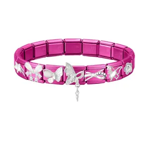 Détail d'un bracelet modulaire italien rose avec des breloques en forme de papillon
