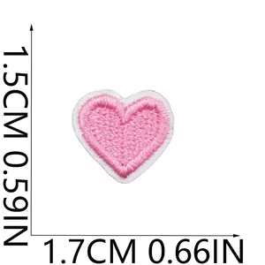 Vista dettagliata di una toppa ricamata a cuore rosa con dimensioni in cm e pollici