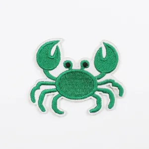 Dettaglio di una toppa ricamata a granchio verde con misure chiare 4,9 cm x 6 cm