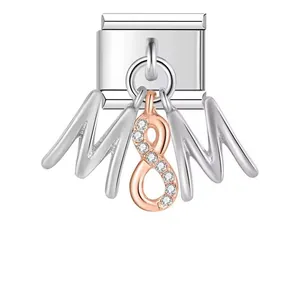 Detalle de abalorio italiano con diseño 'MOM' e infinito en oro rosa con cristales.