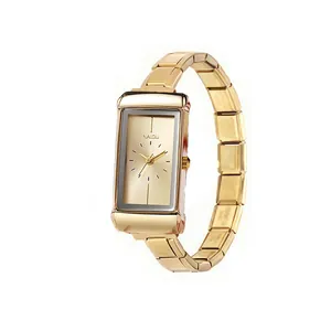 Detailweergave van een vintage gouden rechthoekig dameshorloge met modulaire armband.