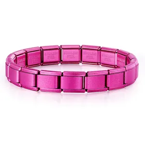 Dettaglio del bracciale modulare italiano magenta opaco con incisione in acciaio inox