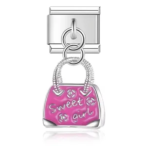 Vista detallada del charm italiano de bolso rosa en acero con grabado Sweet Girl
