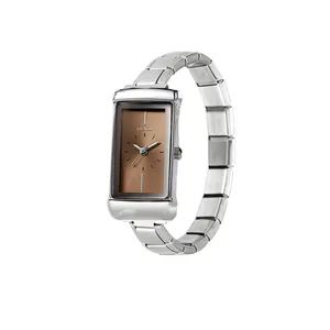 Detailopname van een vintage rechthoekig zilverkleurig modulair horloge voor dames.