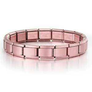 Vista dettagliata del bracciale modulare italiano DIY in acciaio inossidabile rosa opaco