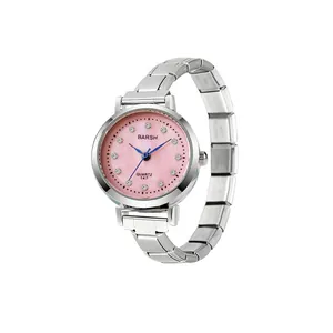 Detailansicht einer eleganten Damenuhr mit rosa Zifferblatt und silbernem Gliederarmband