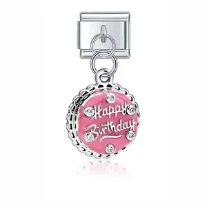 Detalle de dije de pastel de cumpleaños en esmalte rosa y plata para pulsera de eslabones modular