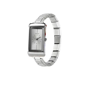 Detailweergave van rechthoekig vintage zilveren dameshorloge met modulaire schakelarmband
