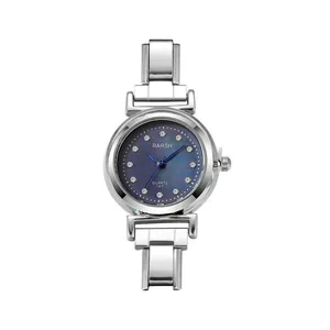 Exquisite Detailaufnahme einer silbernen Moduluhr mit blauem Zifferblatt und Diamanten.