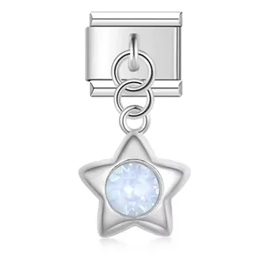 Primer plano de un dije de estrella plateado con cristal azul claro para pulseras DIY.
