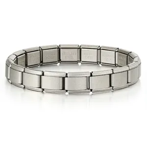 Vista dettagliata di un bracciale modulare italiano grigio opaco in acciaio inossidabile