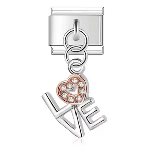 Detalle exquisito de un charm italiano con un corazón de cristal y letras LOVE