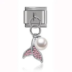 Vista detallada de charm italiano con cola de sirena de cristal rosa y perla blanca
