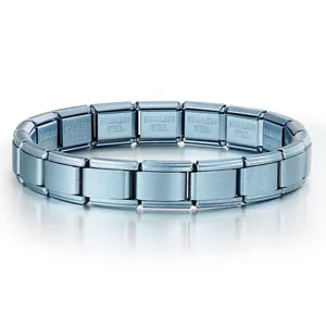 Primo piano dettagliato della finitura blu opaco del bracciale modulare in acciaio inox.