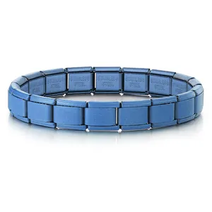 Primo piano di un bracciale modulare italiano blu opaco in acciaio inossidabile