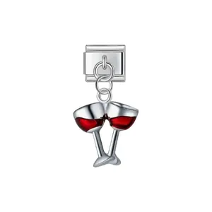 Primer plano del abalorio modular italiano plateado con copas de vino tinto para joyas DIY