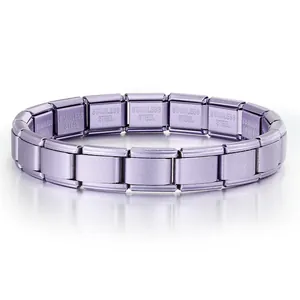 Dettaglio ravvicinato del bracciale modulare italiano opaco viola con incisione in inox