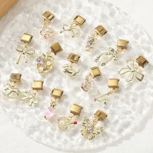 Assortiment détaillé de breloques modulaires italiennes dorées avec nœuds et animaux
