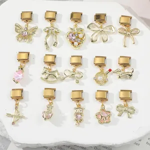 Vue détaillée de 15 breloques italiennes dorées avec pendentifs en cristal rose.