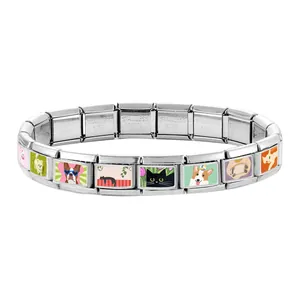 Vue détaillée d'un bracelet à maillons italiens avec breloques chats et chiens