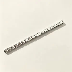 Detailopname van zilveren roestvrijstalen Italiaanse modulaire bedeltjes met letter B