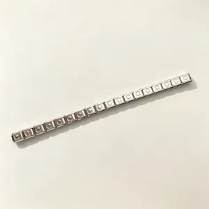 Detailweergave van de schakels van de modulaire stalen armband met letter C gravure