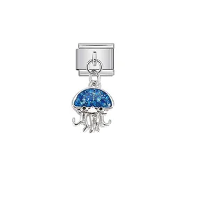Detailansicht eines blauen Glitzer-Quallen-Charms an einem silbernen italienischen Modul.