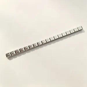 Gedetailleerd zicht op een zilveren Italiaanse modulaire armband met letter D-schakels