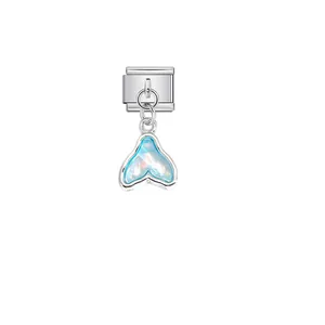 Detailansicht eines silbernen Armband-Charms mit blau glitzerndem Meerjungfrau-Anhänger