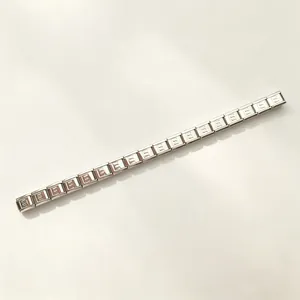 Detailweergave van zilveren roestvrijstalen Italiaanse modulaire armband met letter E