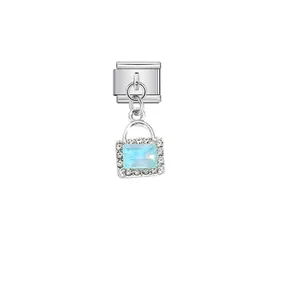 Detailansicht eines silbernen italienischen Charms mit blauem Edelstein und Rahmen