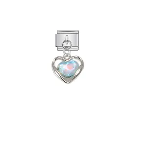 Nahaufnahme eines herzförmigen, irisierenden blauen Opal-Charms für italienische Armbänder