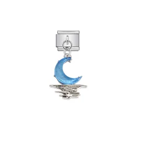 Detailaufnahme von blauem Mond und silbernem Meer Charm für italienische Armbänder