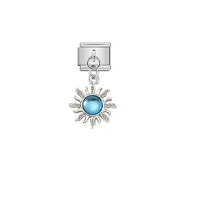 Detail des italienischen Silber-Charms mit Sonnenanhänger und blauem Mittelstein