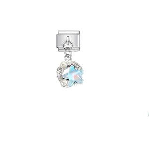 Nahaufnahme eines silbernen italienischen Modul-Charms mit blauem Stern und Perlenanhänger
