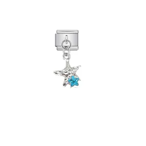Detailansicht eines italienischen Modul-Charms mit silbernem Seestern und blauem Kristall.