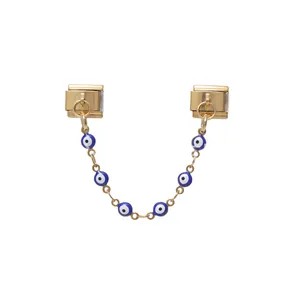 Dettaglio del charm italiano in acciaio dorato con catena di perline Malocchio blu