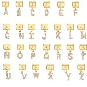 Detailansicht vergoldeter A-Z Buchstaben-Charms mit Kristallen für modulare Armbänder