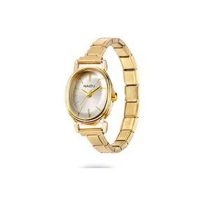 Vista dettagliata dell'elegante orologio al quarzo ovale con cinturino dorato.