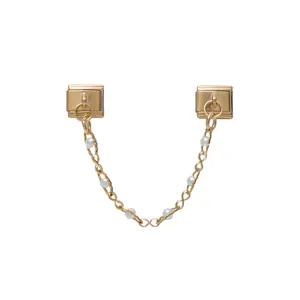 Dettaglio del charm in acciaio inossidabile dorato con perle bianche per bracciali DIY.
