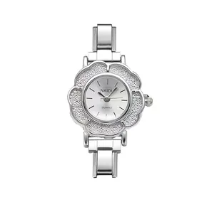Elegante silberfarbene Quarzuhr für Damen in Kamelienform mit einem Edelstahlarmband
