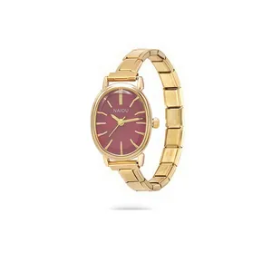 Dettaglio dell'orologio al quarzo ovale dorato con quadrante bordeaux e cinturino modulare.