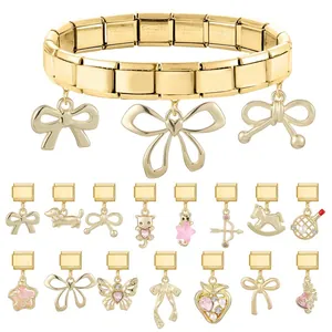 Bracelet italien DIY doré avec pendentifs nœuds et animaux sur fond blanc éclatant