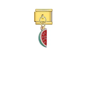 Detailansicht eines Wassermelonen-Anhängers an einem goldenen italienischen Modul-Link