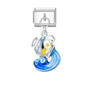 Detailansicht eines silbernen Wassermann-Charms für italienische Armbänder in Blau.