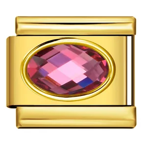 Vista dettagliata del charm modulare italiano dorato con pietra di nascita rosa