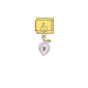 Detailaufnahme eines goldenen italienischen Modul-Charms mit Pfirsich-Anhänger