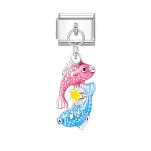 Detailansicht italienischer Charm mit rosa und blauen Fischen und einem gelben Stern