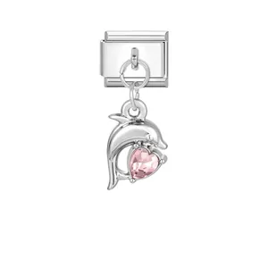 Detalle de dije de delfín plateado con cristal de corazón rosa para pulsera italiana