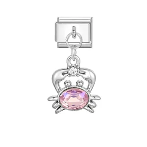 Vista detallada de un amuleto de cangrejo plateado para pulseras italianas con gema rosa